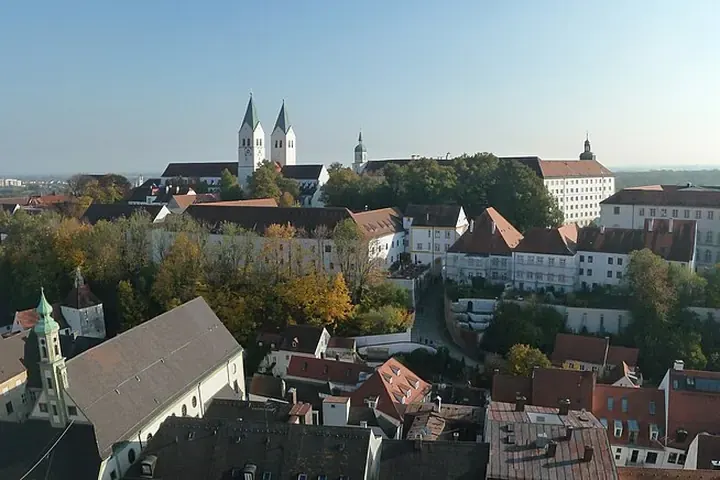 Blick über Freising auf den Domberg mit Dom