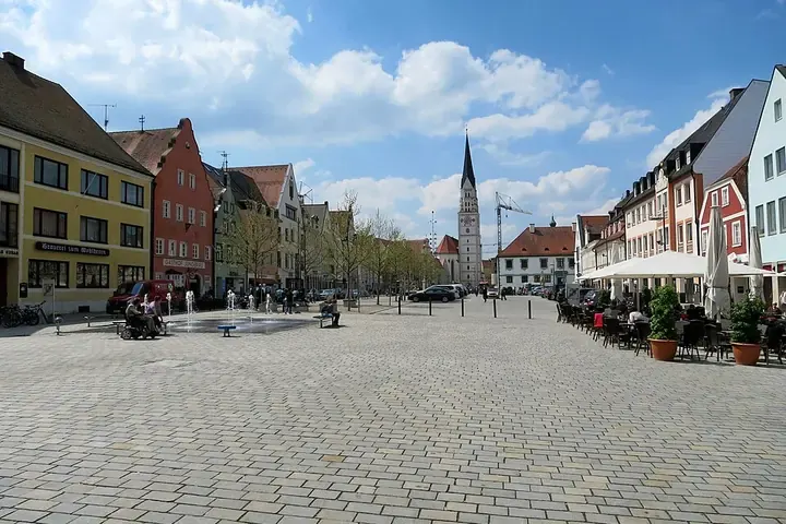 Hauptplatz in Pfaffenhofen an der Ilm mit Stadtpfarrkirche