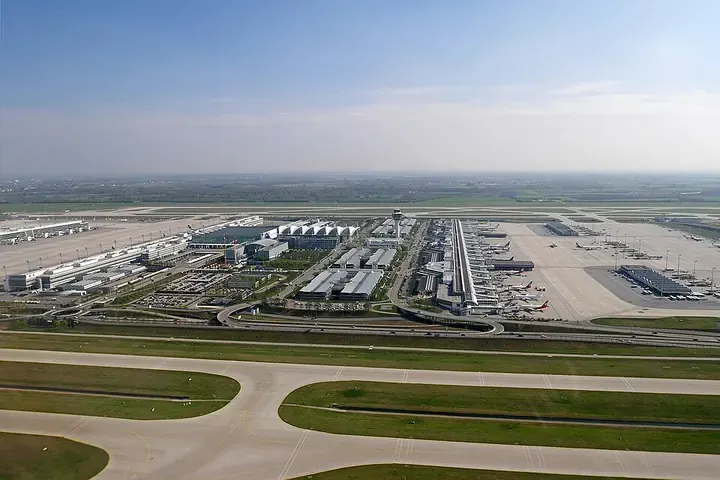 Luftbild des Flughafens München mit Terminal 1 und 2